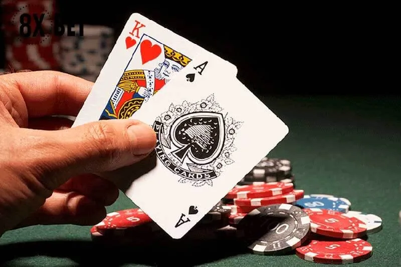 Dẫn dắt tâm lý bàn chơi trong game Xì Tố là gì?